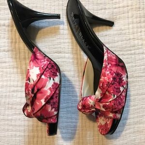 White House Black Market Floral Slides